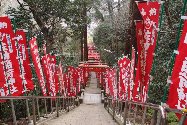 The shrine corridor upon Sasuke-inari shrine's doorstep, Daitbutsu hiking course, Kamakura