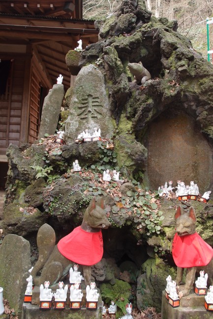 Lake-bottom sod shrine mound, Sasuke-Inari shrine, Kamakura