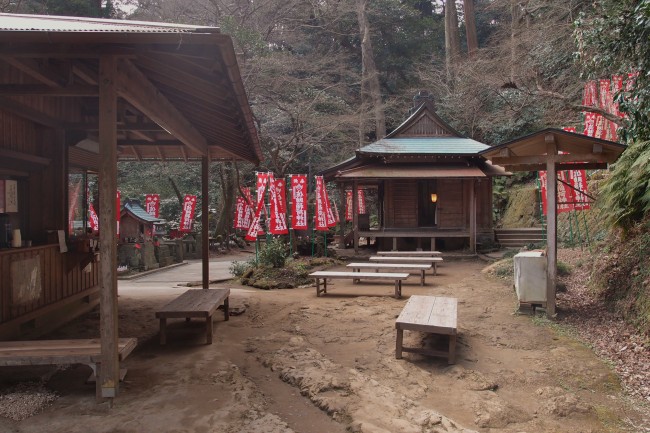 The shrine buildings below the Daibutsu hiking course's backing hills, Sasuke-Inari shrine, Kamakura 