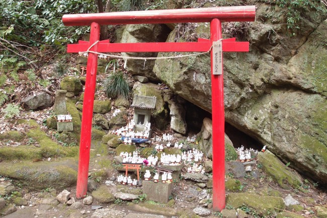 Askew torii gate within Daibutsu hiking course's woods, Sasuke-inari shrine, Kamakura