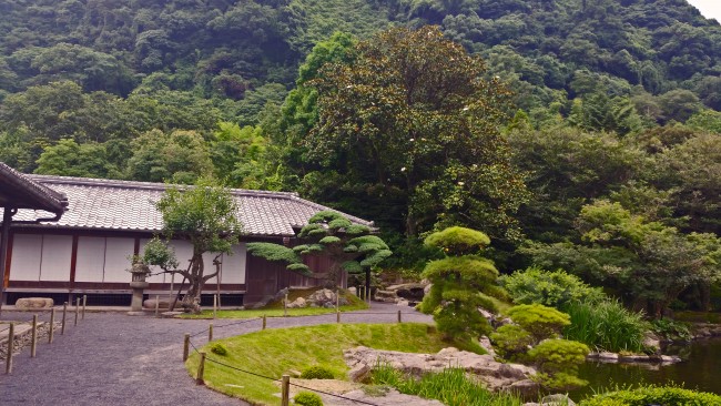 House at Sengan-en with trees in the background.