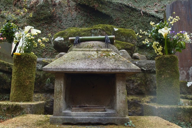 A temple grave altar behind Tokeiji temple, Kamakura