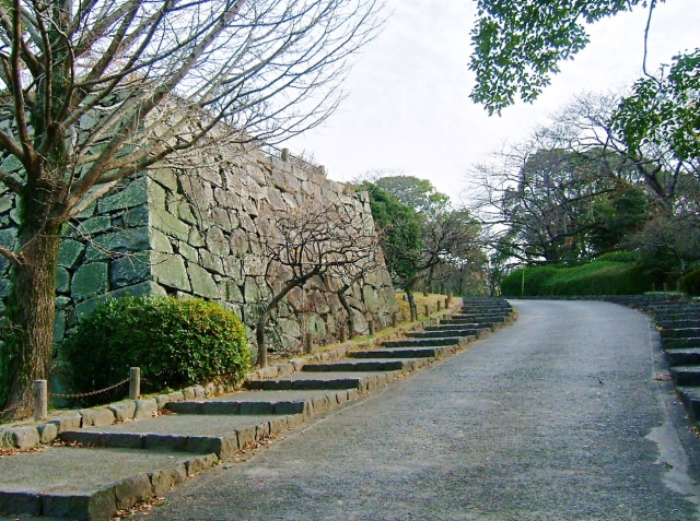 A Maizuru Park pleasance trailing Fukuoka Castle walls