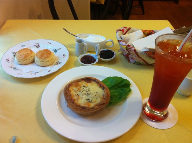 Musekan Cafe in Saga offers Tea and a variety of sweets 
