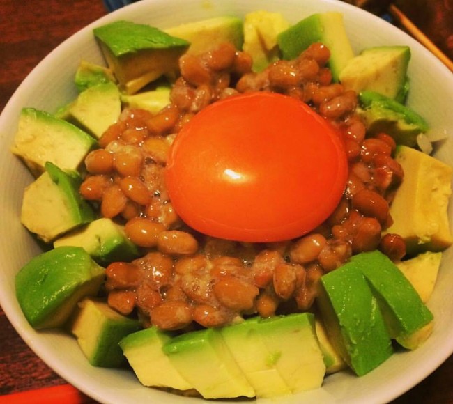 No-rice recipe mixing Japanese natto with avocado plus egg yolk
