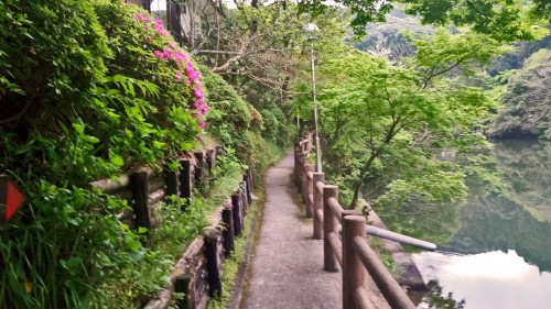 Kagoshima Midoriso hot spring outside path near the water.
