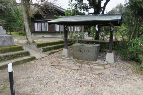 place to wash hands at a shrine