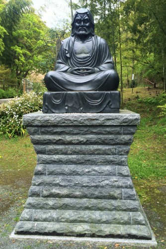 Kencho-ji Zen monastery founder among the temple grounds, Kamakura