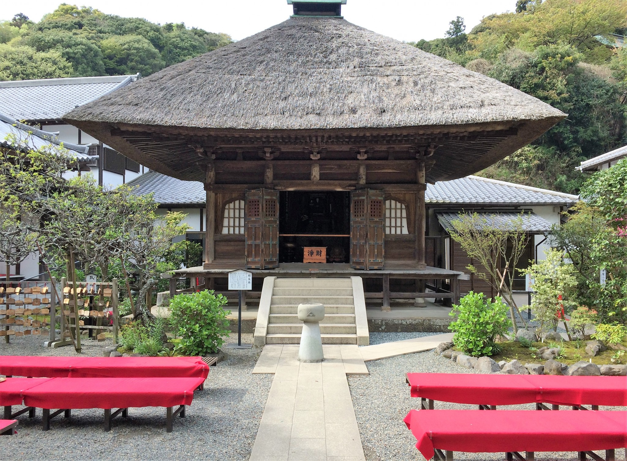 What sets Engaku-ji temple apart from other Kamakura temples?