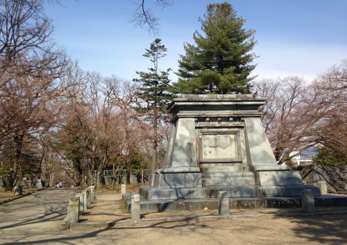 empty pedestal in Morioka castle park