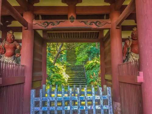 entrance of Myoho-ji temple, 2 statues of Gods flank each side