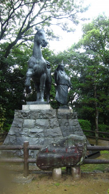 A statue near Kochi Castle that has significance to the history.