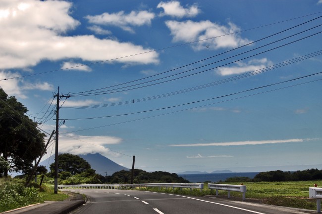 Clear skies and green plains on the way to Kamafuta Jinja in Kagoshima.