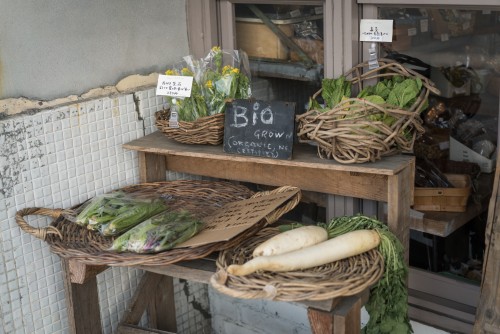 Bio-Gemüse wird in der Nähe von Beach Muffin in Zushi, Kanagawa, Japan verkauft