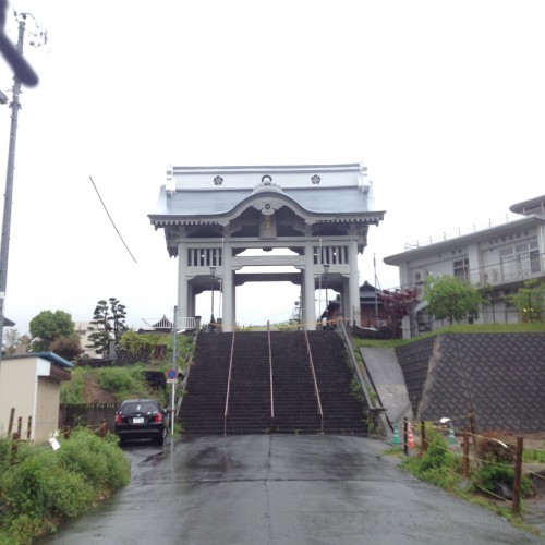 Here is the main gate of Honmyoji temple in Kumamoto