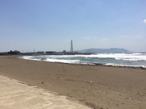 walking along the shore of Mikuni beach makes you feel comfortable