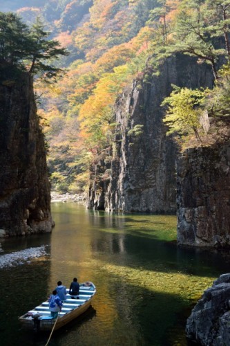 At Sandankyo gorge in Hiroshima, you will enjoy a perfect autumn leaves along the gorge!