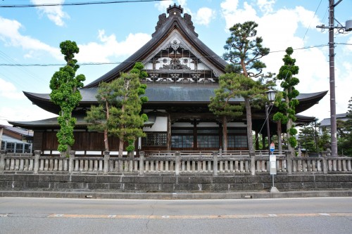 Honkouji Temple is the largest wooden temple in the Hida area. 