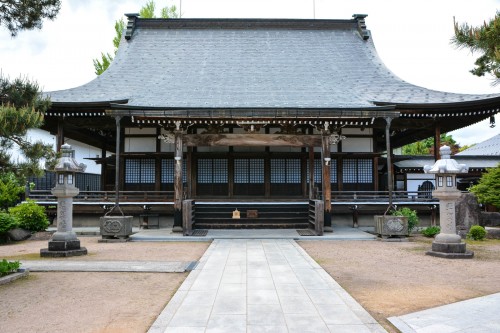 Enkou-ji temple is located on the canal of Hida Furukawa.