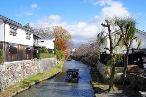 Omihachiman is a small town on the east shore of Lake Biwa, between Kyoto and Hikone. 