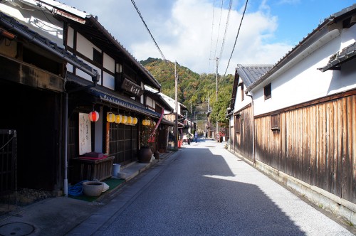 Omihachiman is a small town on the east shore of Lake Biwa, between Kyoto and Hikone. 