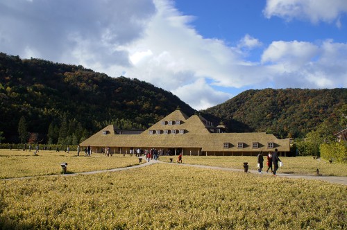 The main building of La Collina (ラ コ リ ー ナ) was designed by Terunobu Fujimori.