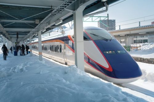 Yamagata Shinkansen runs through snow from Tokyo Station