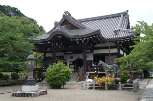 The main building of the Tashibana-dera temple, in front of which is the statue of Prince Shotoku's horse