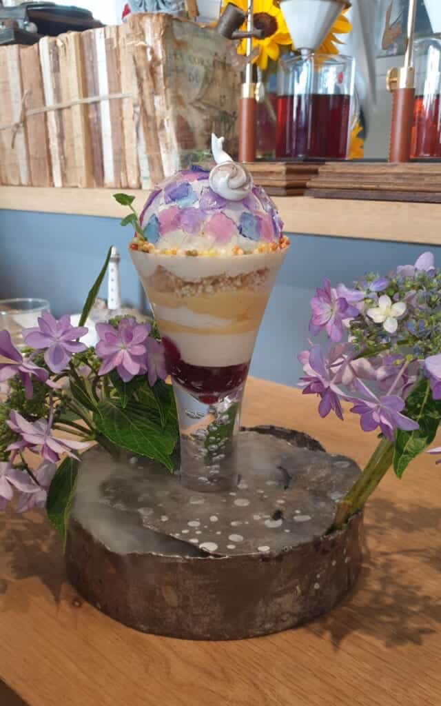 Dolce a tema ortensie in una caffetteria giapponese