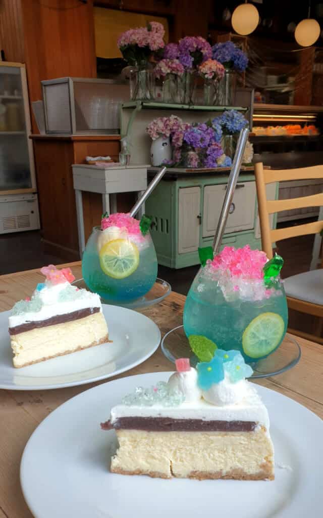 Bevande e dolci a tema ortensie in una caffetteria giapponese